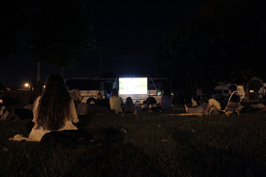 projection plein air à Macieira da Maia avec le cinéma itinérant de la boite carrée