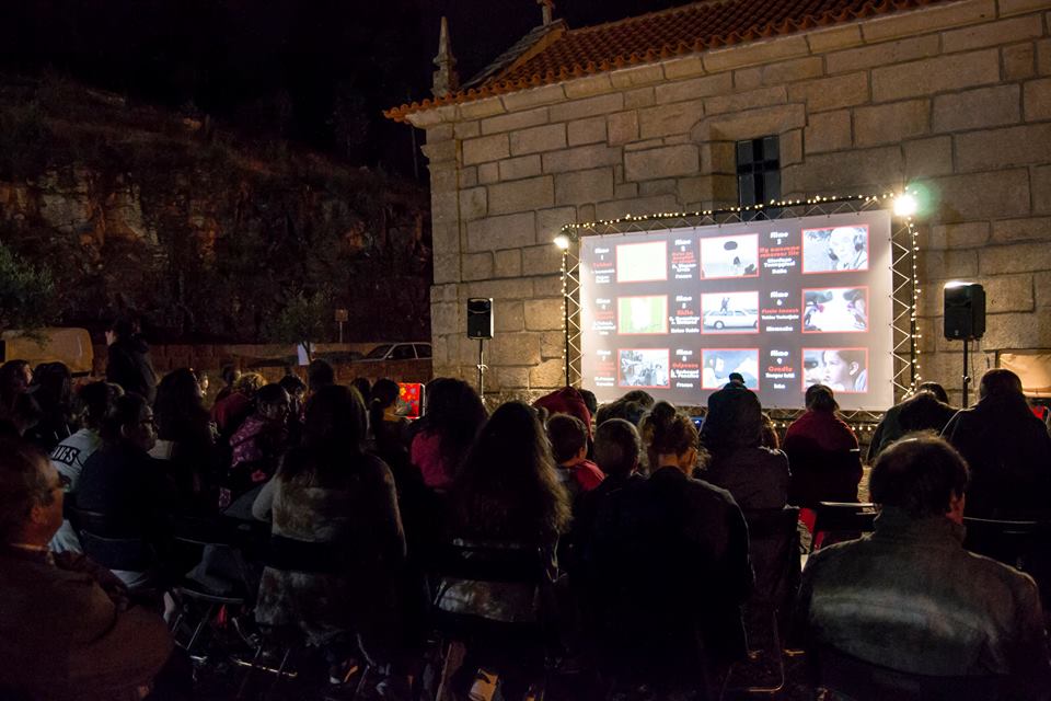 une séance de neuf courts-métrages projetés en plein air à Vila Cova par La boite carrée