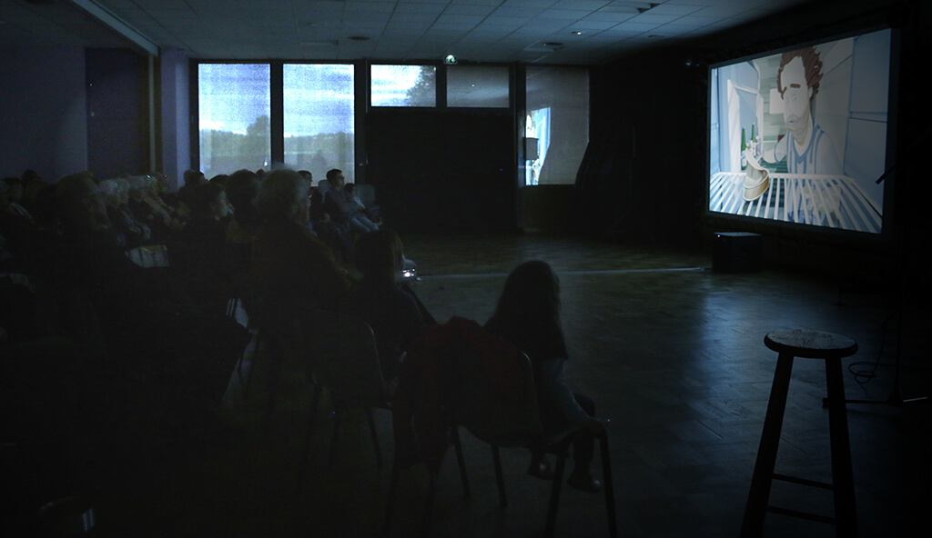 Le public de la projection de Charcé St Ellier devant le court-métrage Bottomless 