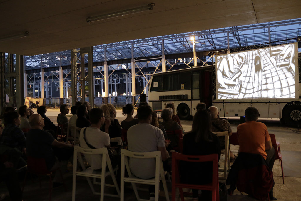 le bus de la boite carrée en séance de courts-métrages à l'école des beaux-arts de Nantes
