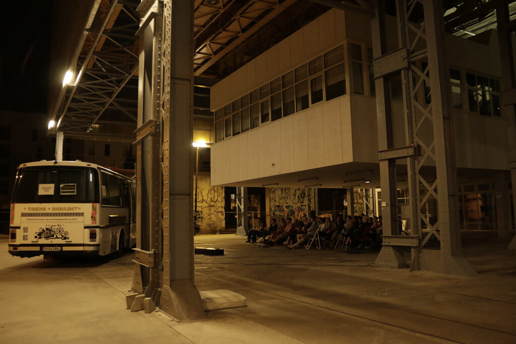 le bus du cinéma itinérant de la boite carrée fait sa 1ère étape à Nantes