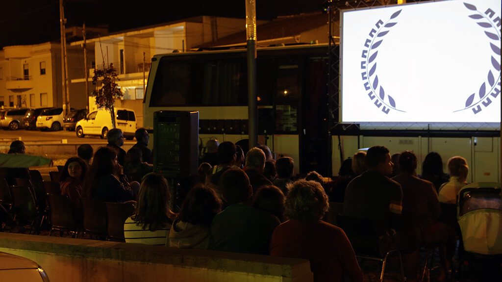 la boite carrée projette des courts-métrages en plein air à Alfarim, portugal