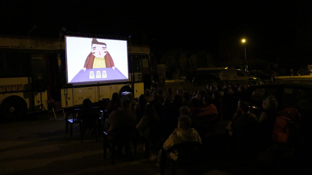 Séance de courts-métrages en plein air à Aljezur avec la boite carrée