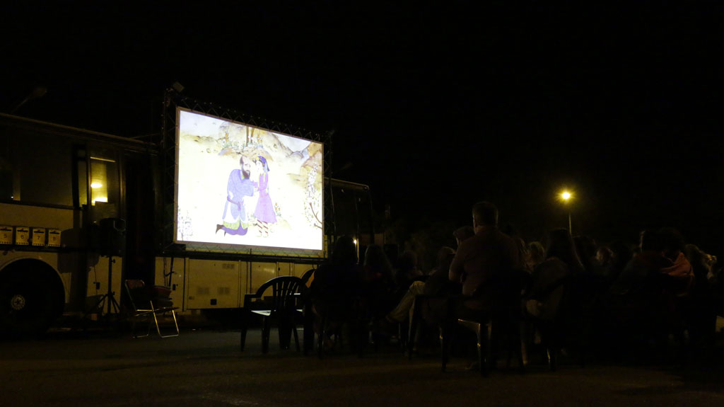 Le cinéma itinérant de la boite carrée diffuse des courts-métrages en plein air à Aljezur