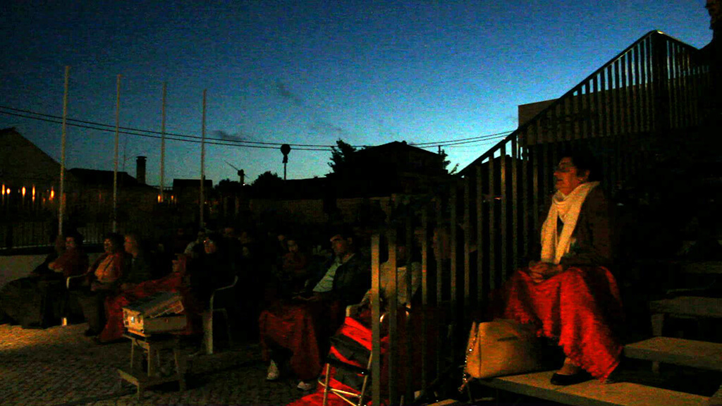 une séance de courts-métrages en plein air à Campelos avec le cinéma itinérant de la boite carrée