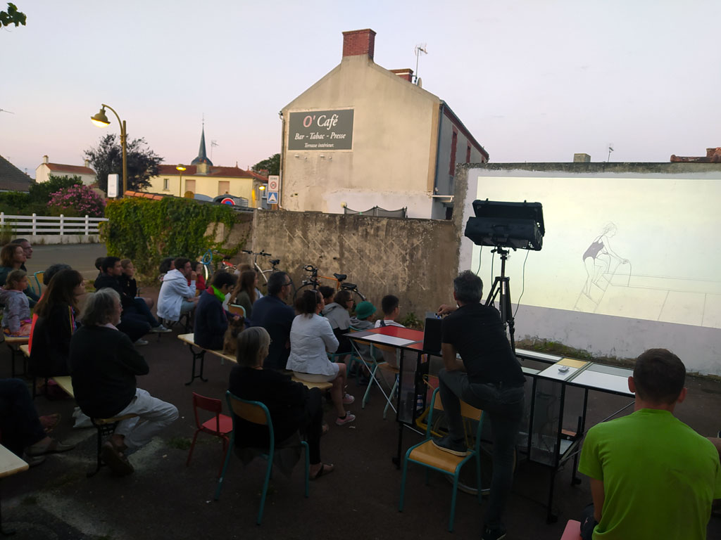 le public repeint les murs de l'atelier vélo de Corsept pour un ciné plein air