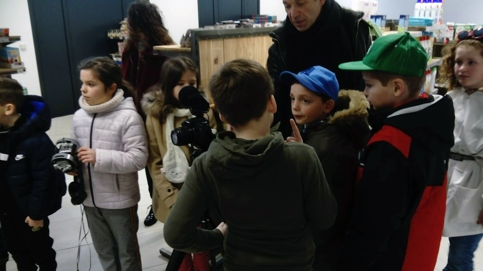tournage du court-métrage des enfants de Vauchrétien dans l'épicerie