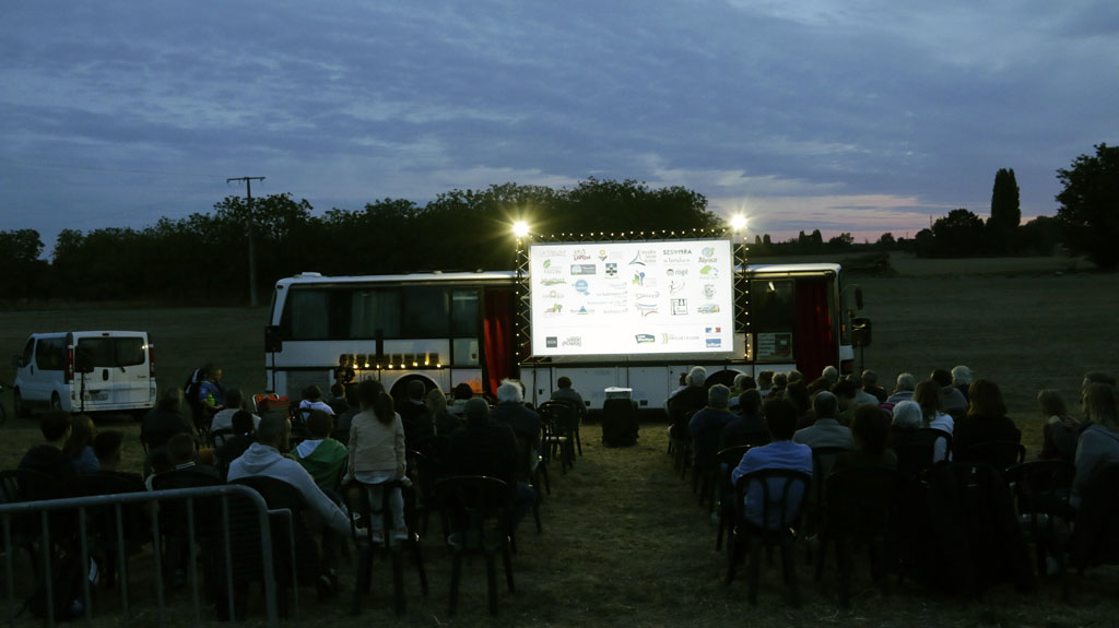Le bus de la boite carrée fait étape à la Fosse de Tigné pour une séance de cinéma plein air