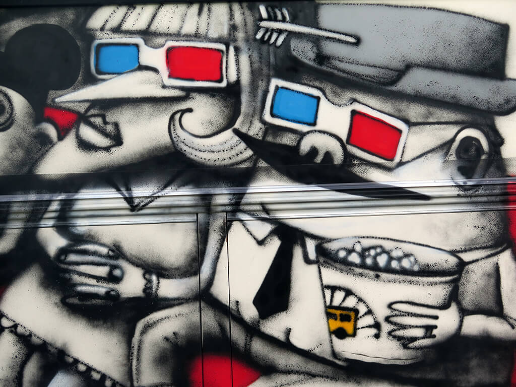 Graff d'Ador sur le bus de La boîte carrée