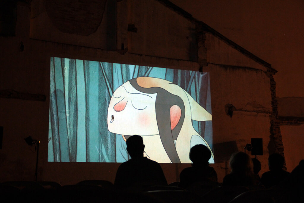 le court-métrage Oripeaux en projection plein air à Torres Vedras avec La boîte carrée
