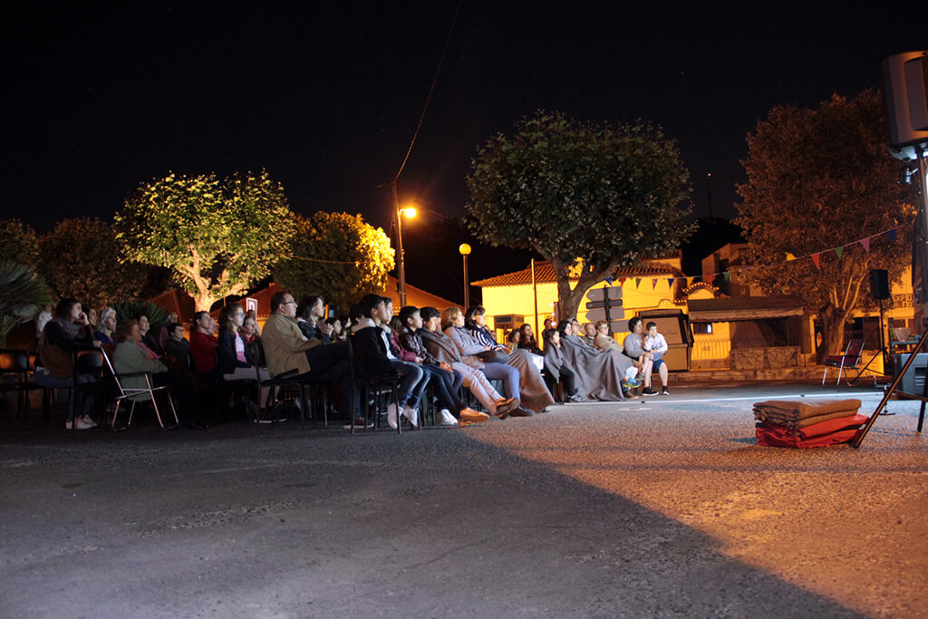 le public de la séance de courts-métrages en plein air donnée à Freiria par la boite carrée