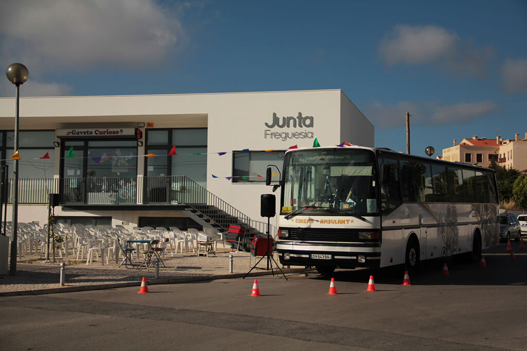 Le bus du cinéma ambulant de la boite carrée à Campelos