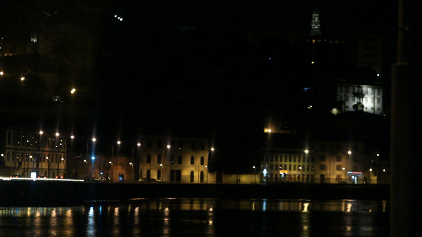 La Boite Carrée sous la pluie face au Douro à Porto
