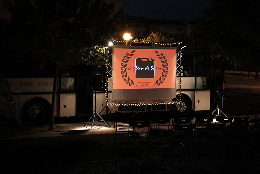 projection plein air du cinéma itinérant de la boite carrée à Ourém