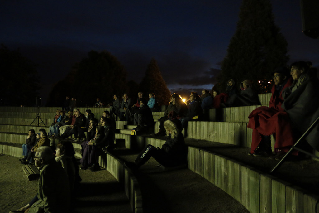 les habitants de St Hilaire de Chaléons devant la séance de courts-métrages en plein air de la boite carrée