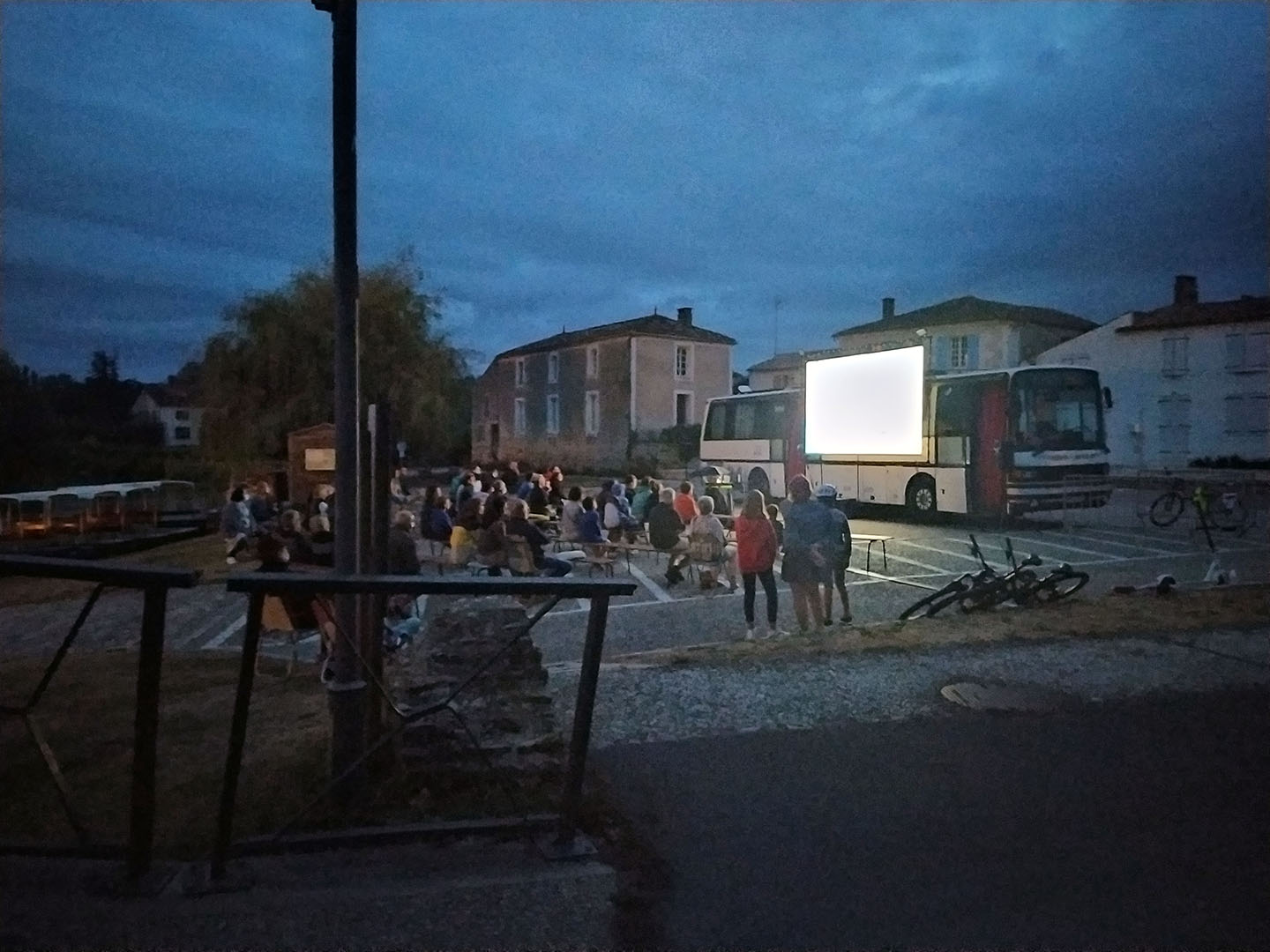 le bus de l'association la boite carrée offre des séances de courts-métrages en plein air à Maillé