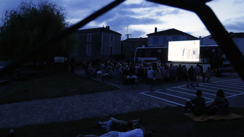 Le festival Le plein de Super a projeté le court-métrage russe The theory of sunset sur le port de maillé