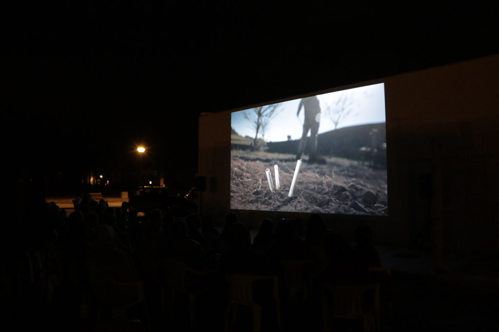 le court-métrage Le potager projeté en plein air à Malhadais par la boite carrée
