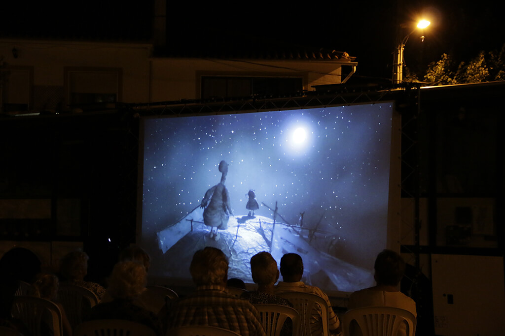le court-métrage Kukuschka projeté en plein air à Montes da Senhora par la boite carrée
