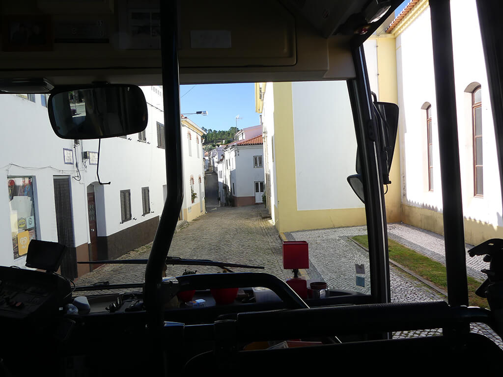 Vue de l'intérieur du car sur le village de Sobreira Formosa