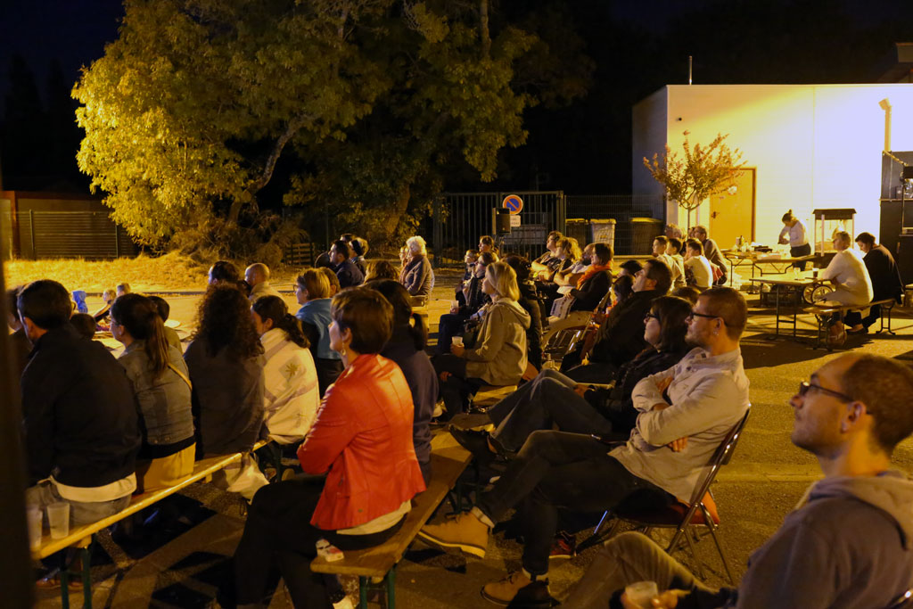 La boite carrée invitée par l'association paz à pas pour une séance de courts-métrages en plein air
