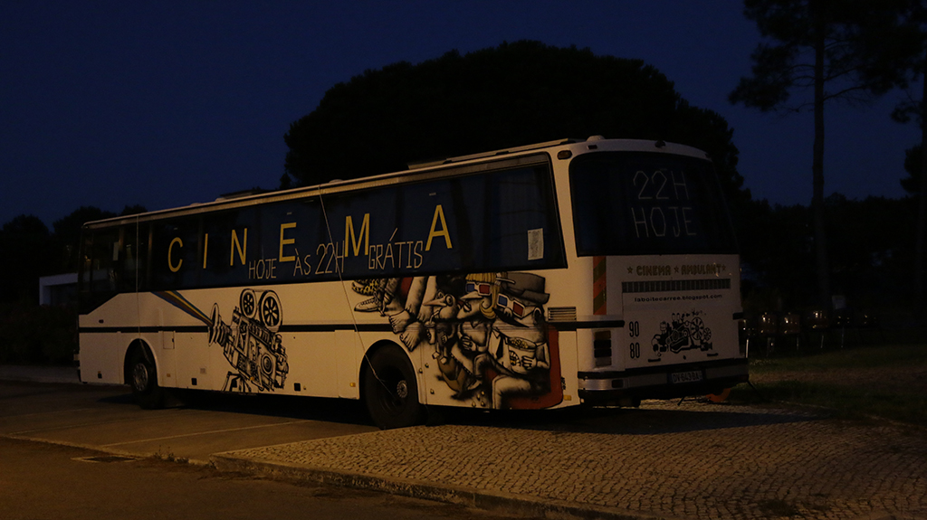 le bus du cinéma itinérant de la boite carrée à Lagoa de Albufeira pour une projection plein air