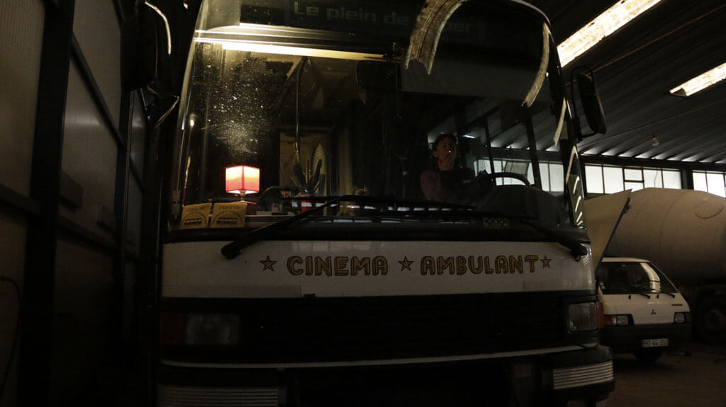 le bus de la boite carrée en révision dans un garage portugais