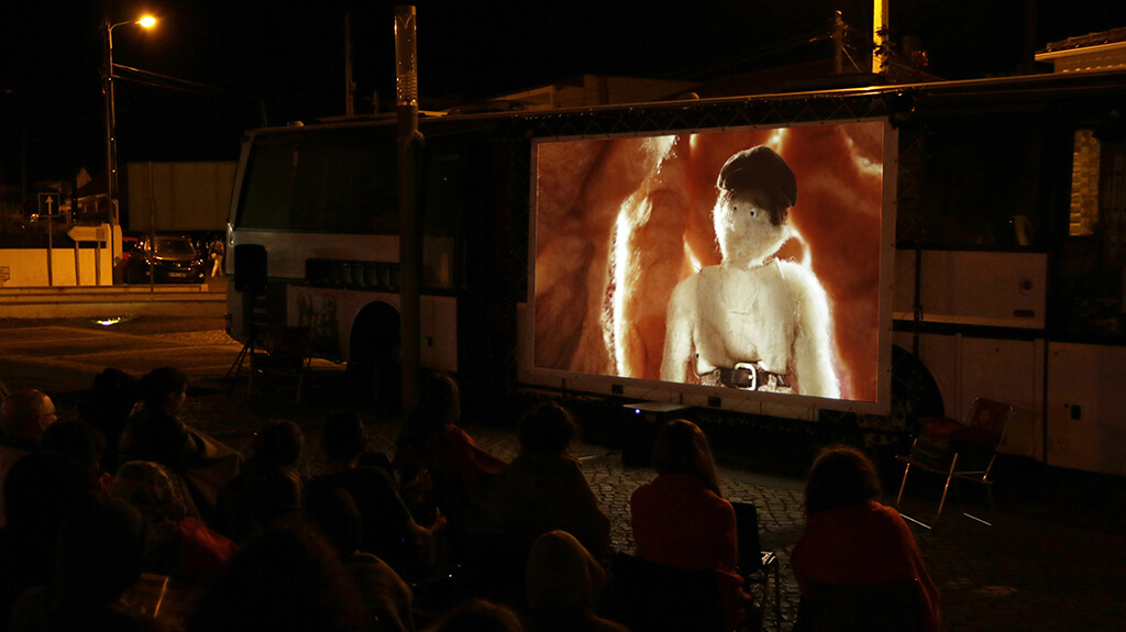 le court-métrage Geôlier projeté en plein air à Alfarim par la boite carrée