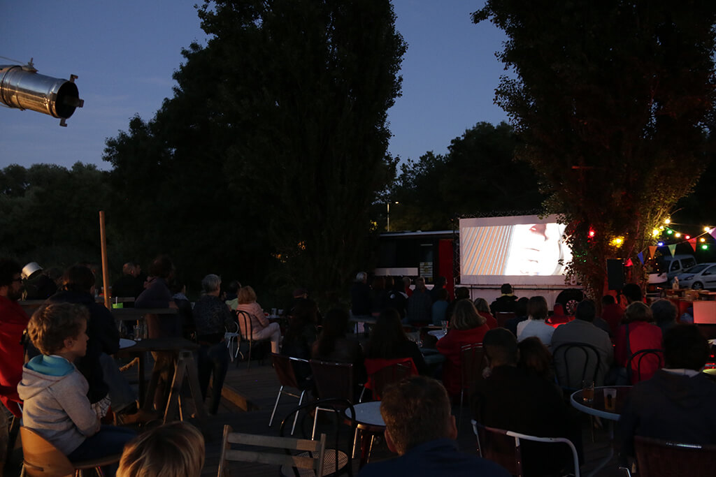 projection de courts-métrages en plein air par la boite carrée à St Jean de Boiseau