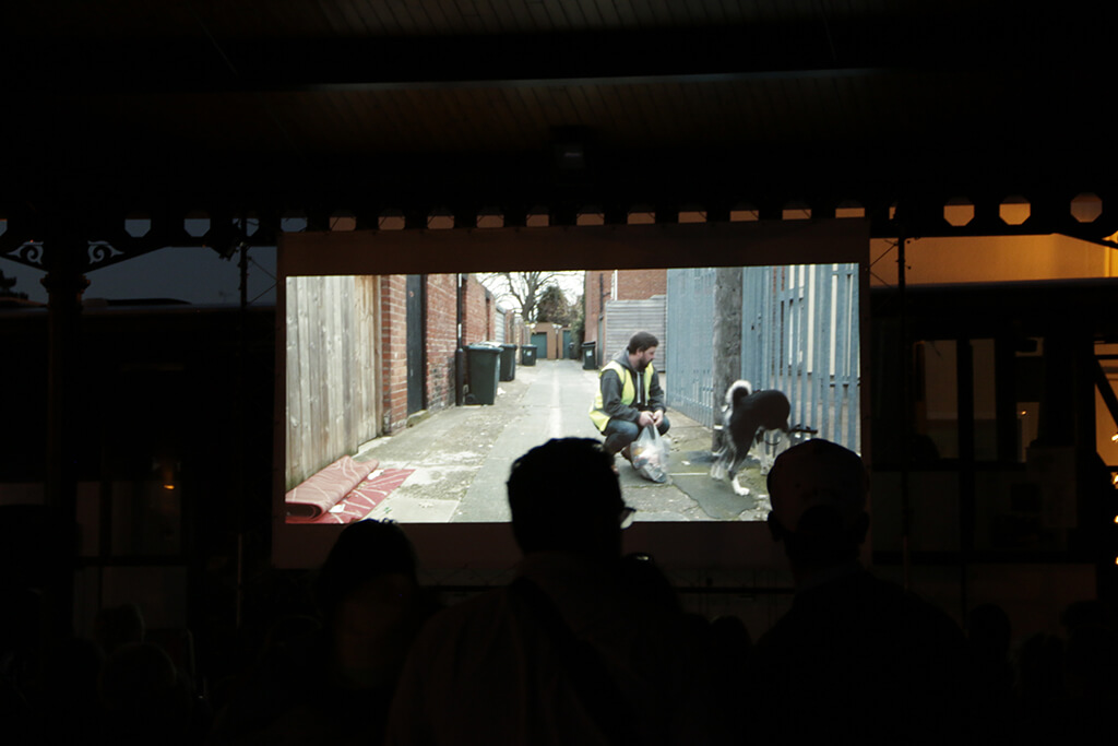 Akita, un film anglais projeté pendant la séance du plein de Super sous la halle de la Bernerie en Rets