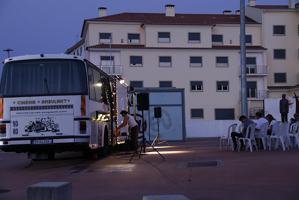 le bus de la boite carrée projette des courts-métrages à Proença-a-Nova