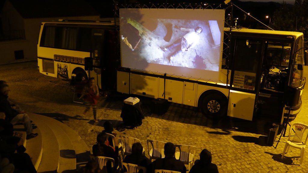 La boite carrée projette en plein air des courts-métrages à Sao Pedro do Esteval