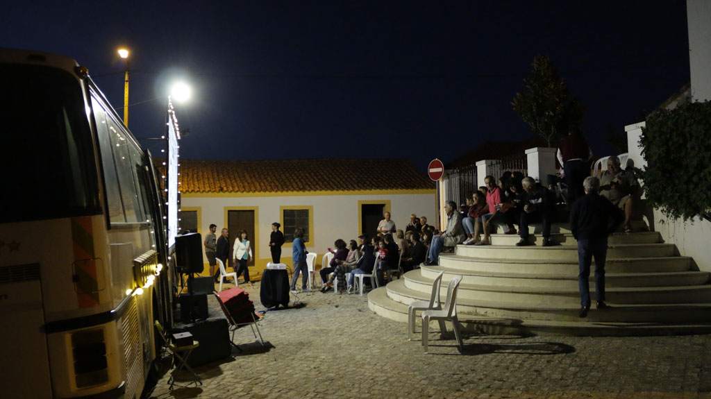 La boite carrée projette des courts-métrages sur les places de villages portugais
