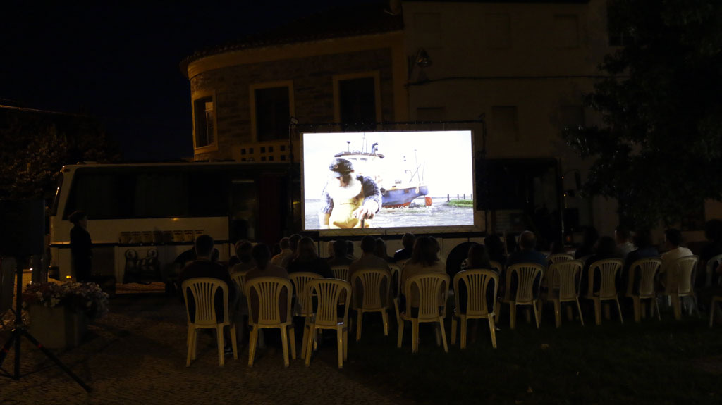 La boite carrée projette en plein air des courts-métrages à Sobreira Formosa