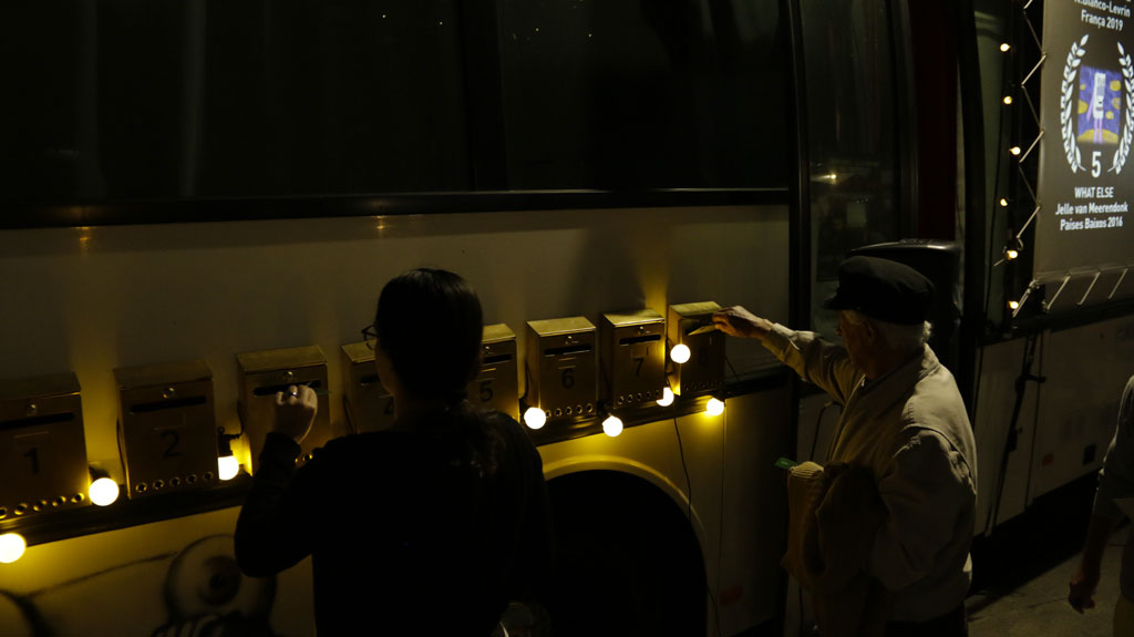 Le bus du cinéma itinérant de la boite carrée s'est arrêté à Sesimbra