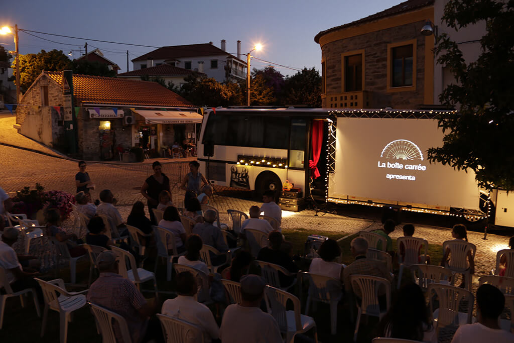 ciné plein air avec le bus de la boite carrée à Sobreira Formosa