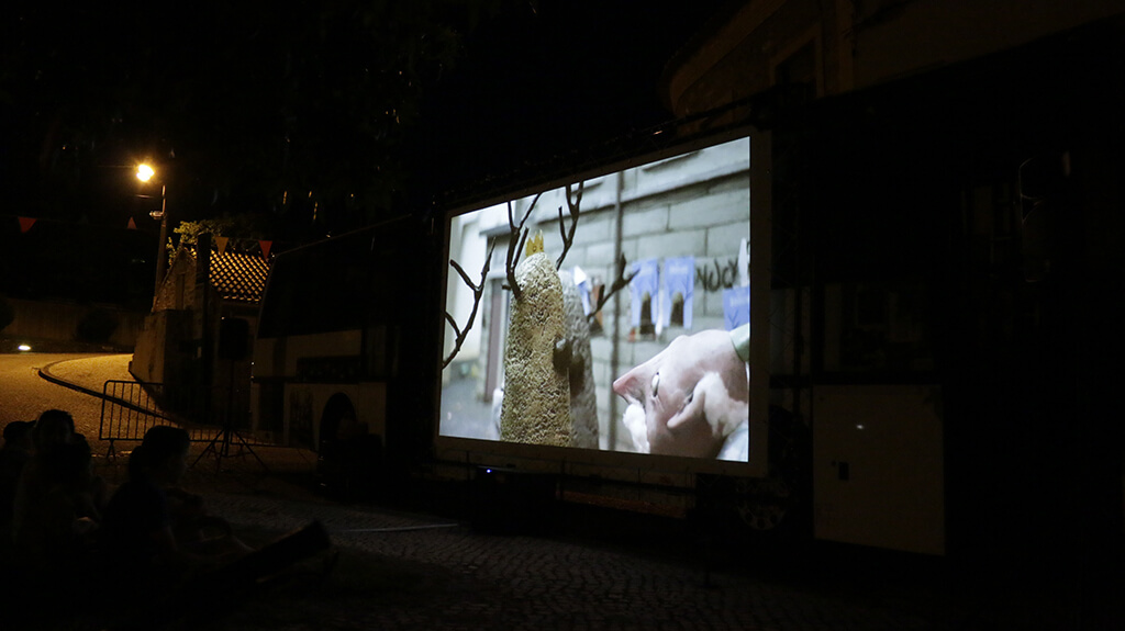 le court-métrage Belicus projeté en plein air à Sobreira Formosa par la boite carrée