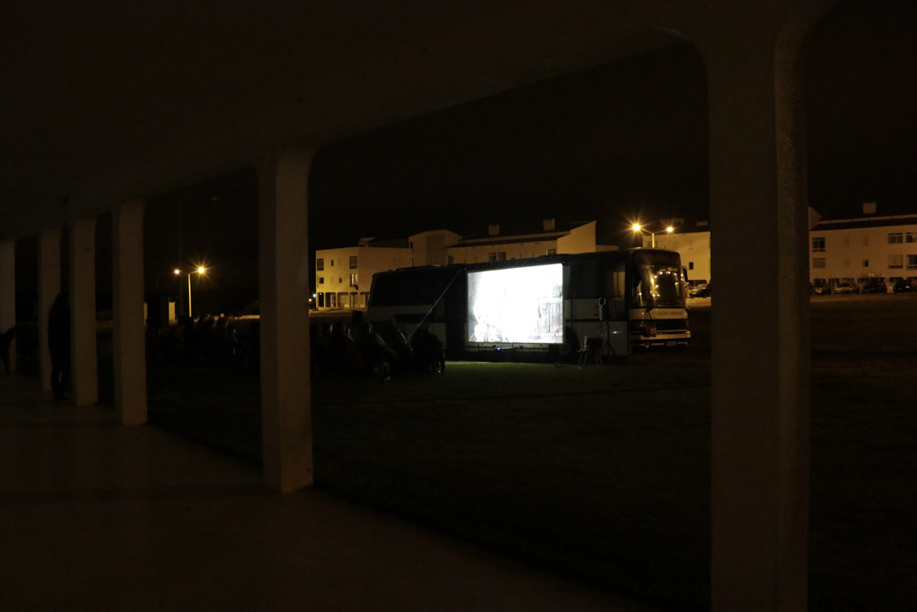 La boite carrée propose une séance de cinéma plein air à Vale da Telha